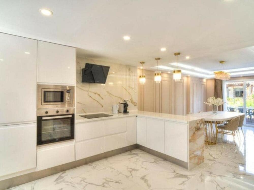 4 soveværelse Byhus til leje i Marbella med swimmingpool garage - € 4.000 (Ref: 8473430)