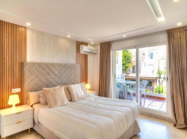 4 soveværelse Byhus til leje i Nueva Andalucía Centro, Marbella med swimmingpool garage - € 4.000 (Ref: 8473430)