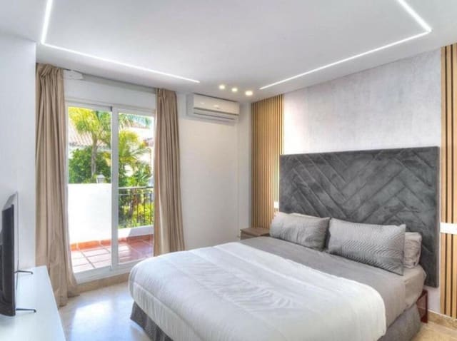 4 soveværelse Byhus til leje i Nueva Andalucía Centro, Marbella med swimmingpool garage - € 4.000 (Ref: 8473430)