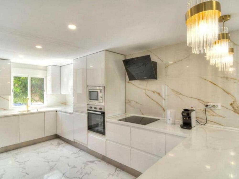 4 soveværelse Byhus til leje i Marbella med swimmingpool garage - € 4.000 (Ref: 8473430)