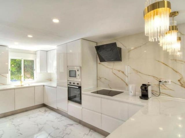 4 soveværelse Byhus til leje i Nueva Andalucía Centro, Marbella med swimmingpool garage - € 4.000 (Ref: 8473430)