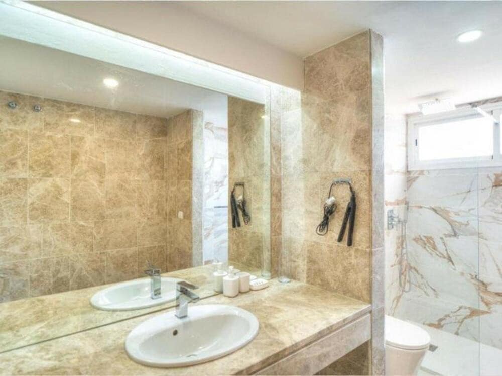 4 soveværelse Byhus til leje i Marbella med swimmingpool garage - € 4.000 (Ref: 8473430)