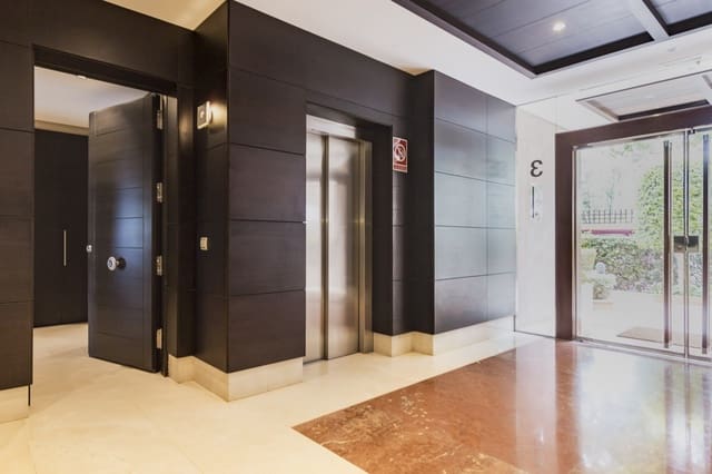 2 soverom Leilighet til salgs i Puerto Banus, Marbella med svømmebasseng garasje - € 1 750 000 (Ref: 8526373)