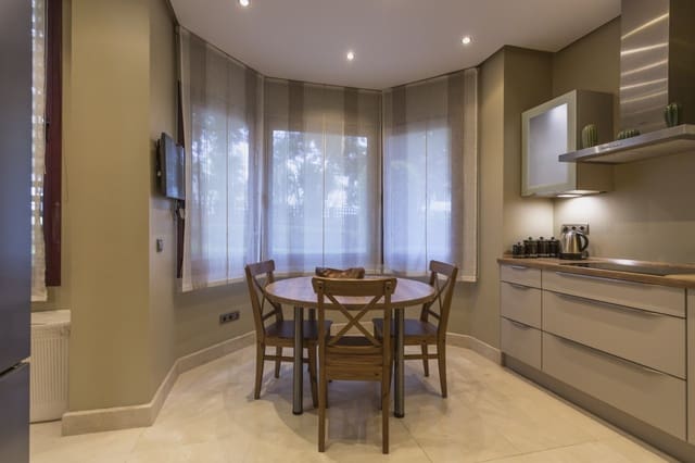 2 soveværelse Lejlighed til salg i Puerto Banus, Marbella med swimmingpool garage - € 1.750.000 (Ref: 8526373)