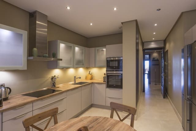 2 soveværelse Lejlighed til salg i Puerto Banus, Marbella med swimmingpool garage - € 1.750.000 (Ref: 8526373)