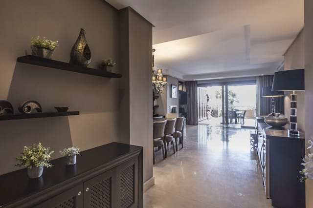 2 soveværelse Lejlighed til salg i Puerto Banus, Marbella med swimmingpool garage - € 1.750.000 (Ref: 8526373)
