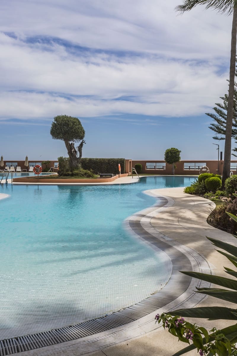 Apartamento de 2 habitaciones en Marbella en venta con piscina garaje - 1.750.000 € (Ref: 8526373)