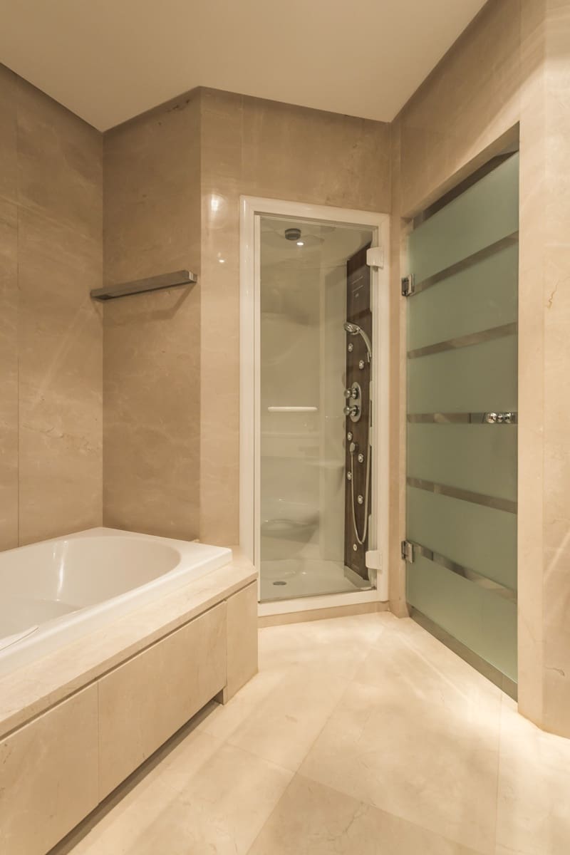 Apartamento de 2 habitaciones en Marbella en venta con piscina garaje - 1.750.000 € (Ref: 8526373)