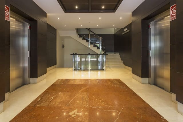 2 soveværelse Lejlighed til salg i Puerto Banus, Marbella med swimmingpool garage - € 1.750.000 (Ref: 8526373)