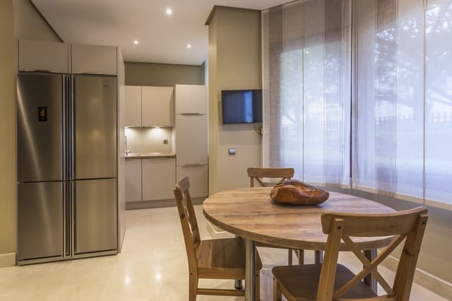 2 soveværelse Lejlighed til salg i Puerto Banus, Marbella med swimmingpool garage - € 1.750.000 (Ref: 8526373)