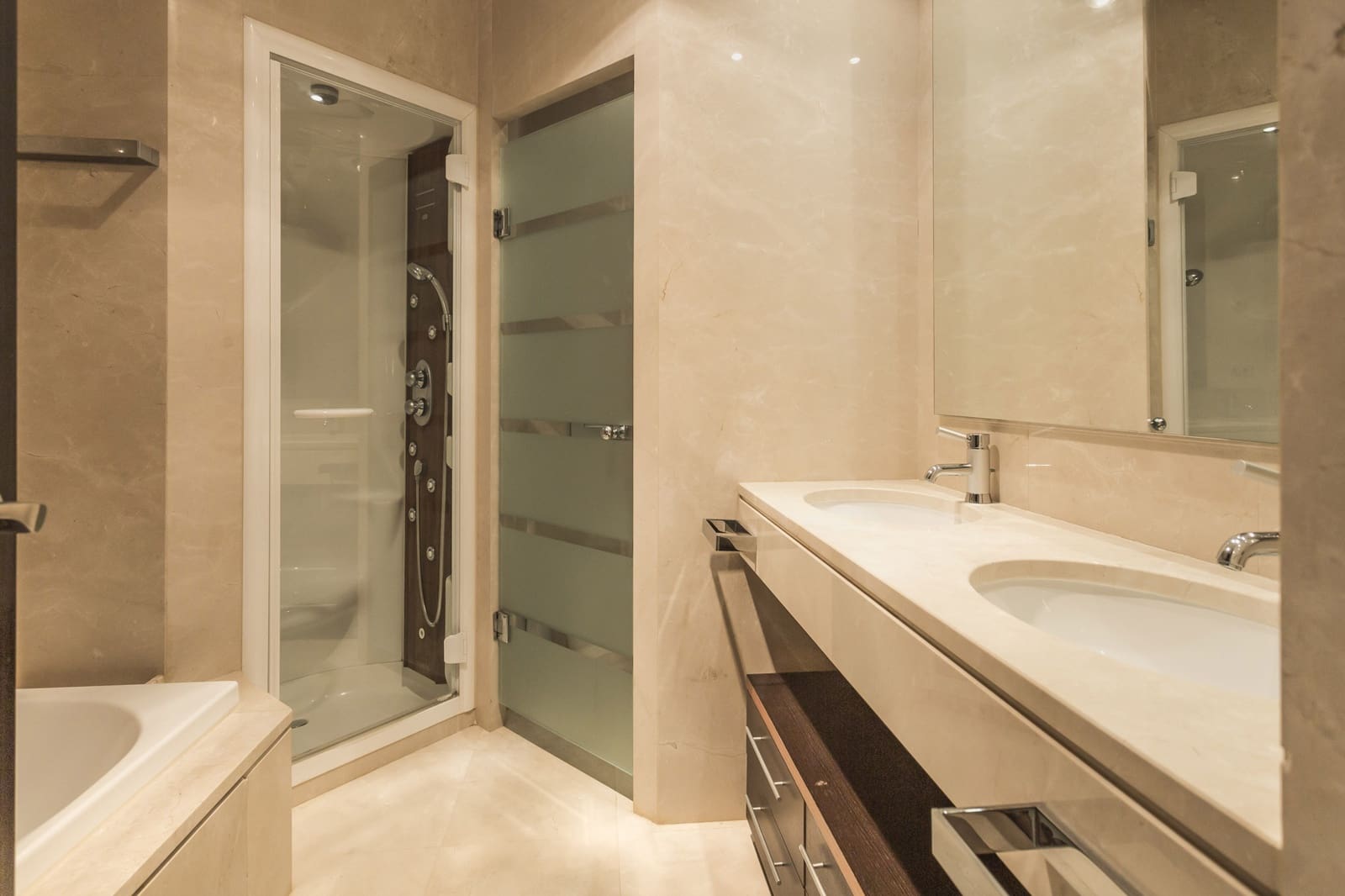 Apartamento de 2 habitaciones en Marbella en venta con piscina garaje - 1.750.000 € (Ref: 8526373)