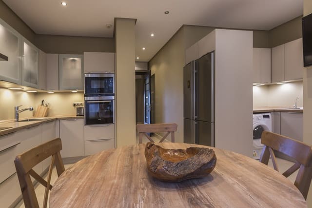 2 soveværelse Lejlighed til salg i Puerto Banus, Marbella med swimmingpool garage - € 1.750.000 (Ref: 8526373)