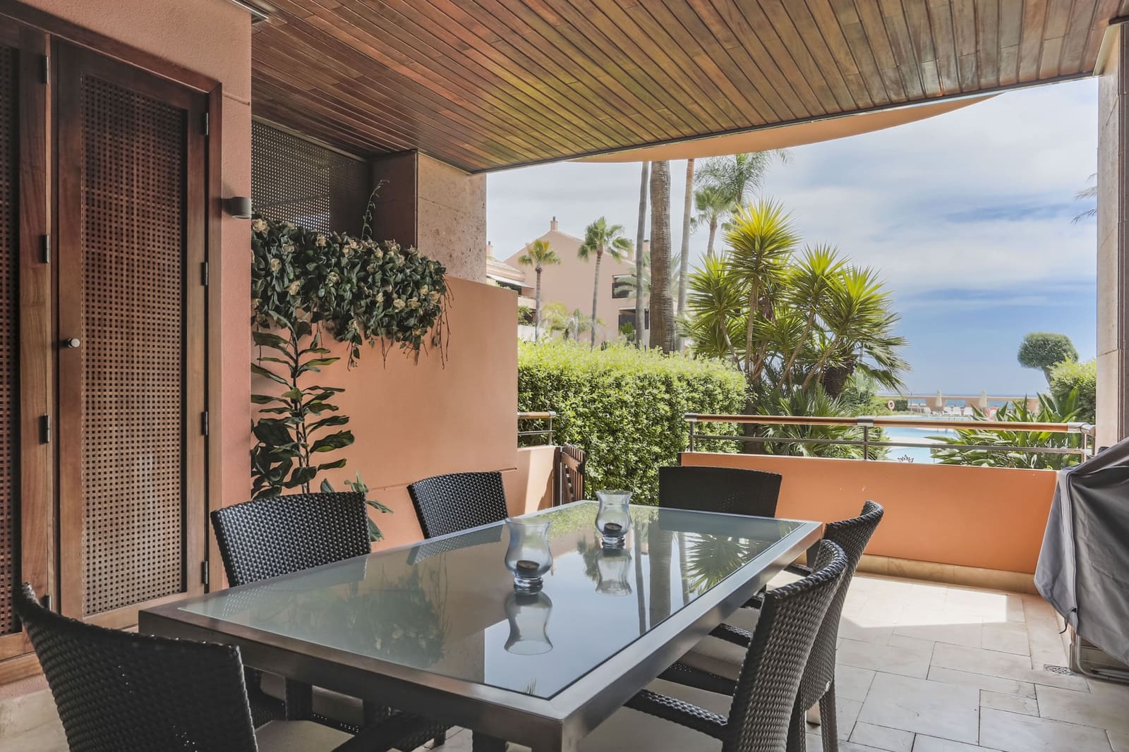 Apartamento de 2 habitaciones en Marbella en venta con piscina garaje - 1.750.000 € (Ref: 8526373)