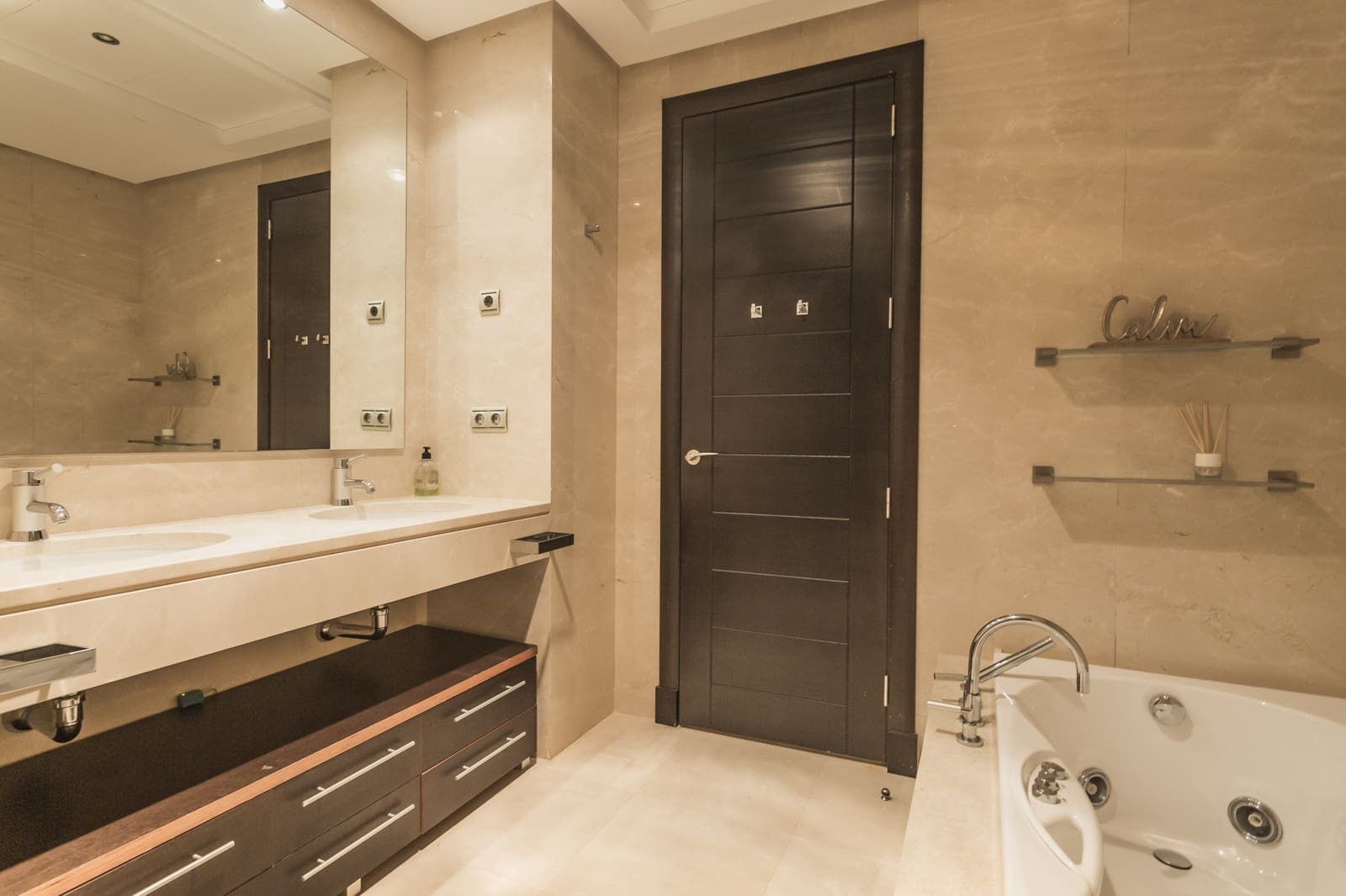 Apartamento de 2 habitaciones en Marbella en venta con piscina garaje - 1.750.000 € (Ref: 8526373)