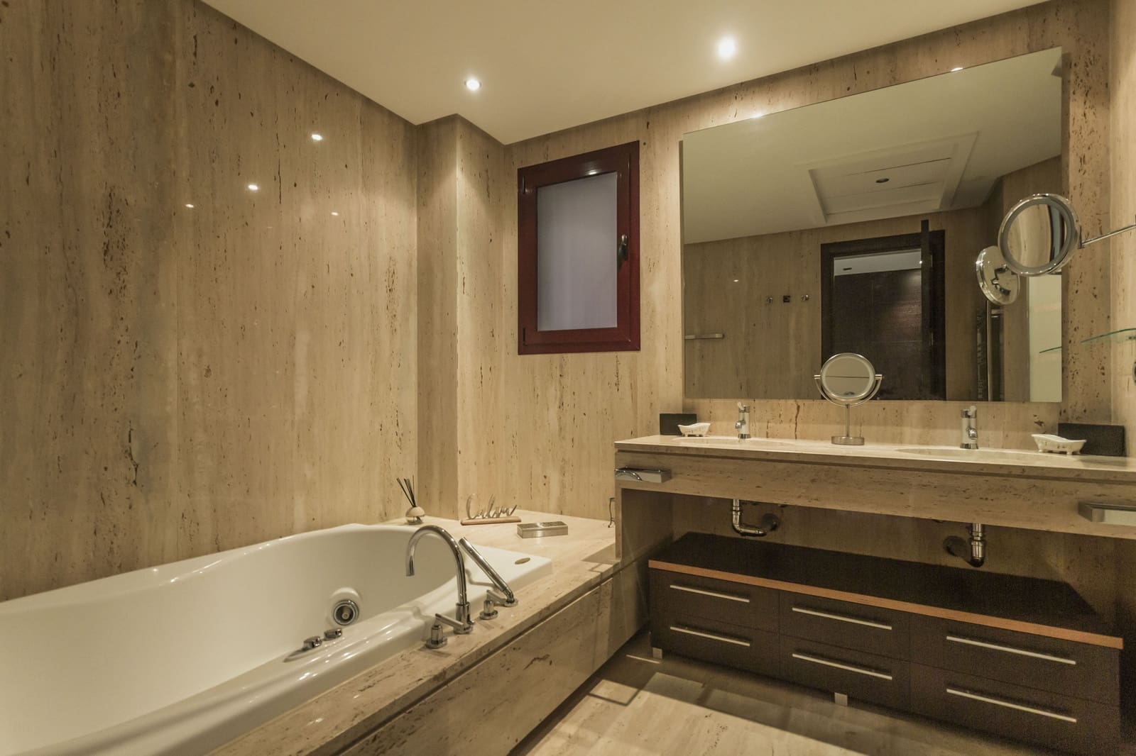 Apartamento de 2 habitaciones en Marbella en venta con piscina garaje - 1.750.000 € (Ref: 8526373)
