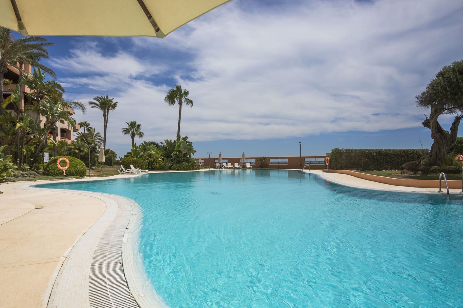 Apartamento de 2 habitaciones en Marbella en venta con piscina garaje - 1.750.000 € (Ref: 8526373)