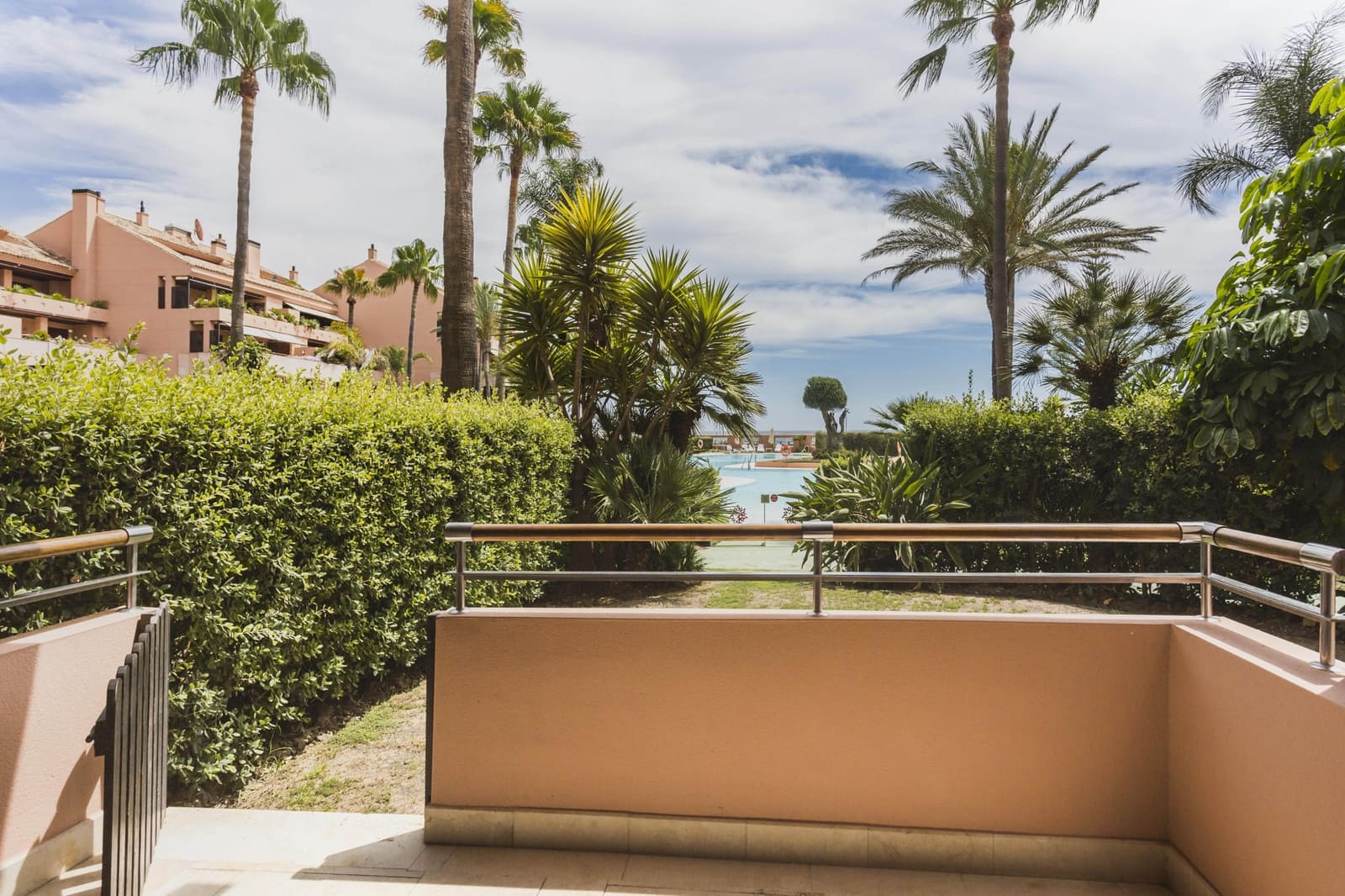 Apartamento de 2 habitaciones en Marbella en venta con piscina garaje - 1.750.000 € (Ref: 8526373)