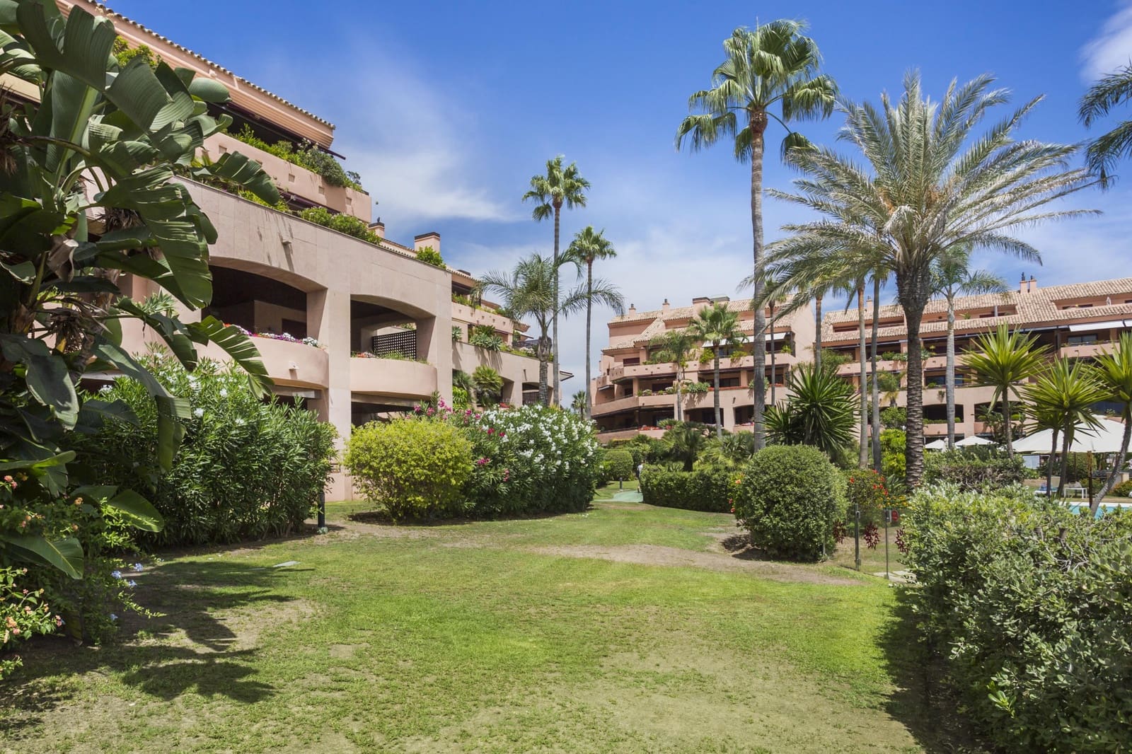 Apartamento de 2 habitaciones en Marbella en venta con piscina garaje - 1.750.000 € (Ref: 8526373)