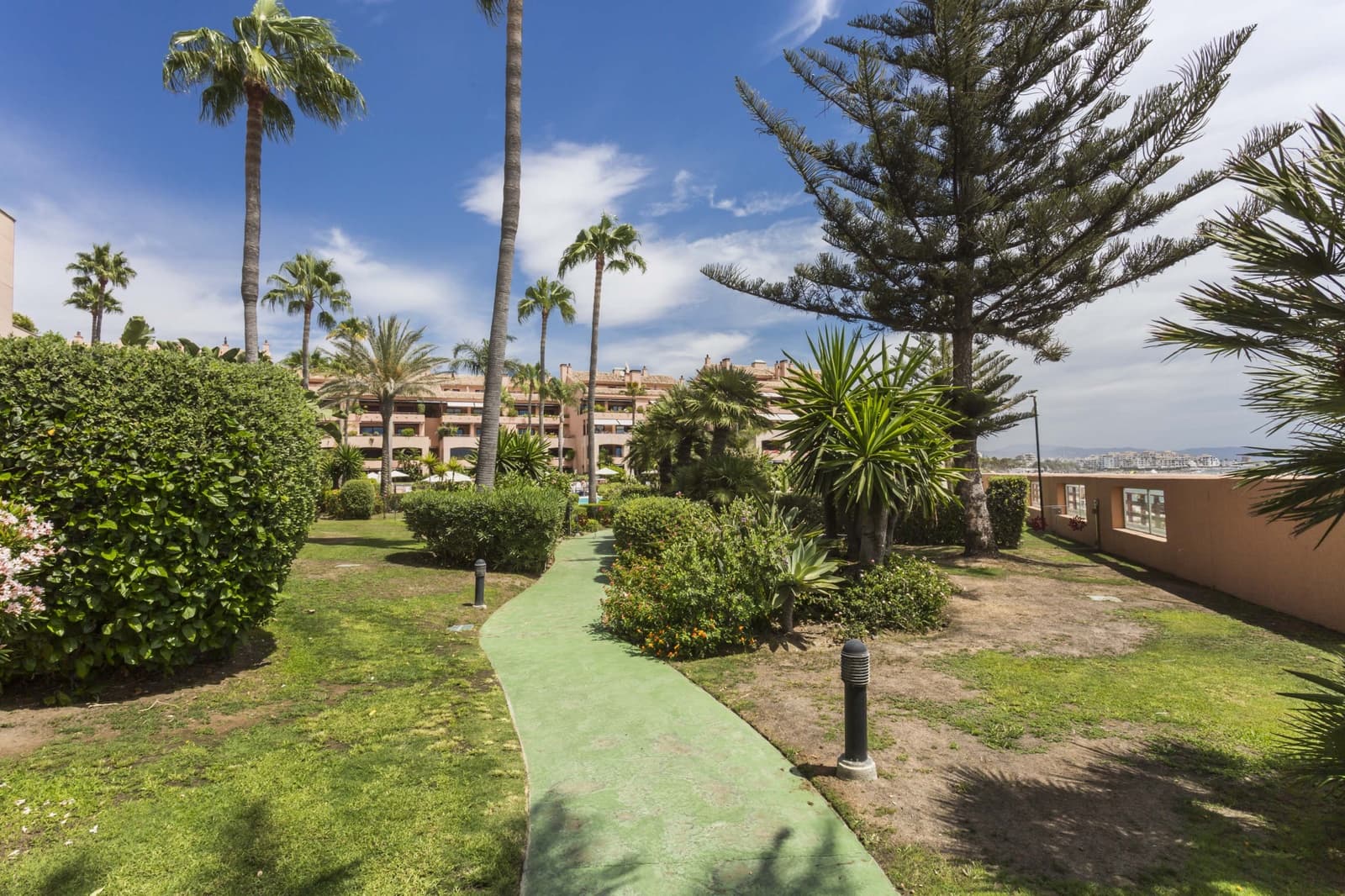 Apartamento de 2 habitaciones en Marbella en venta con piscina garaje - 1.750.000 € (Ref: 8526373)
