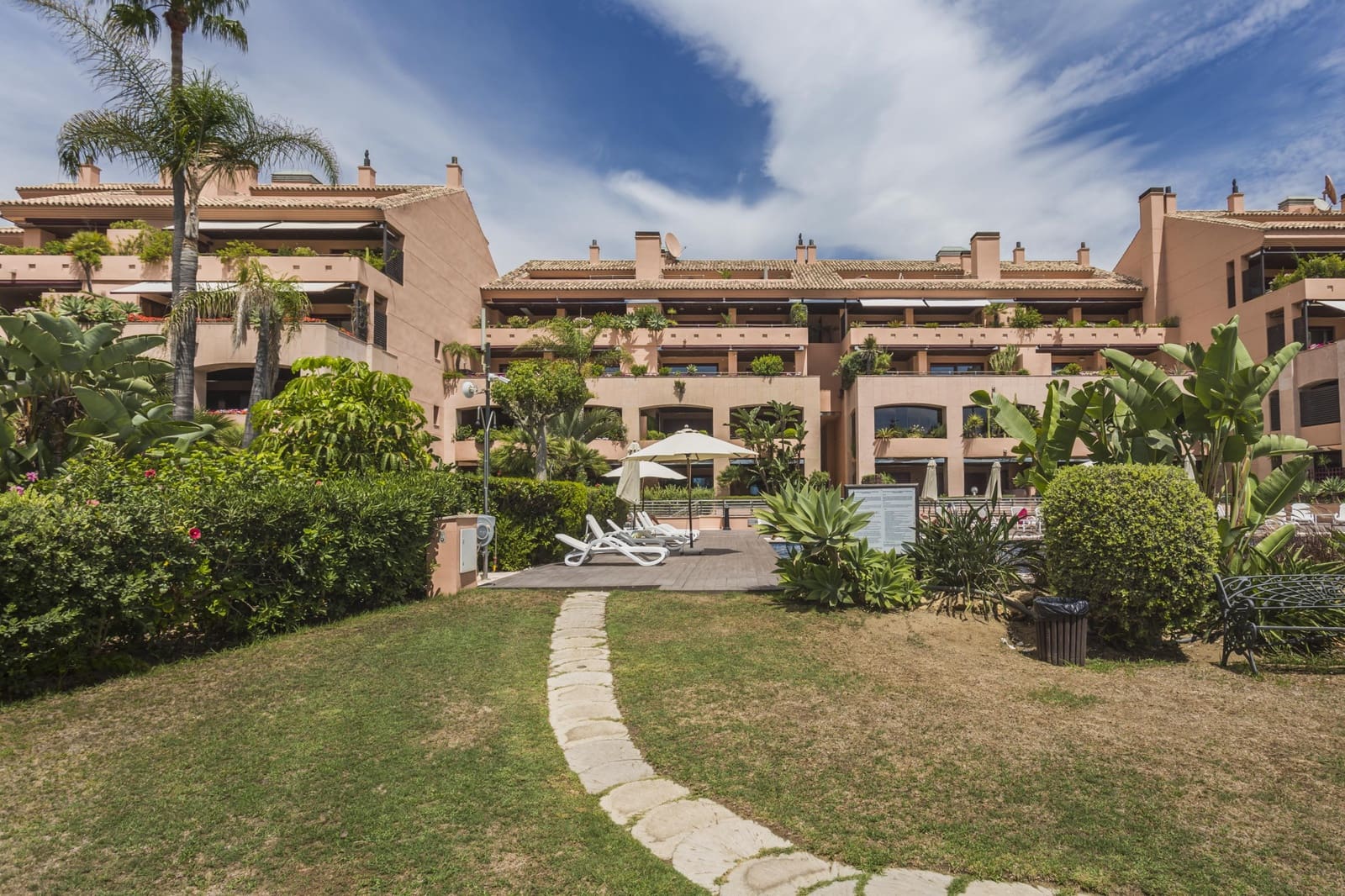 Apartamento de 2 habitaciones en Marbella en venta con piscina garaje - 1.750.000 € (Ref: 8526373)