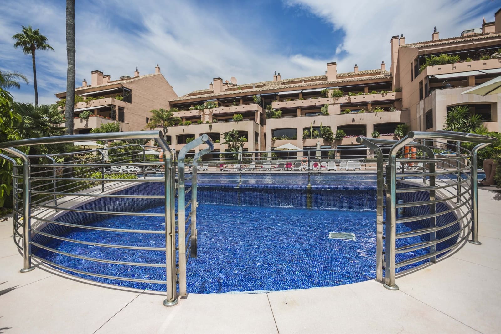 Apartamento de 2 habitaciones en Marbella en venta con piscina garaje - 1.750.000 € (Ref: 8526373)