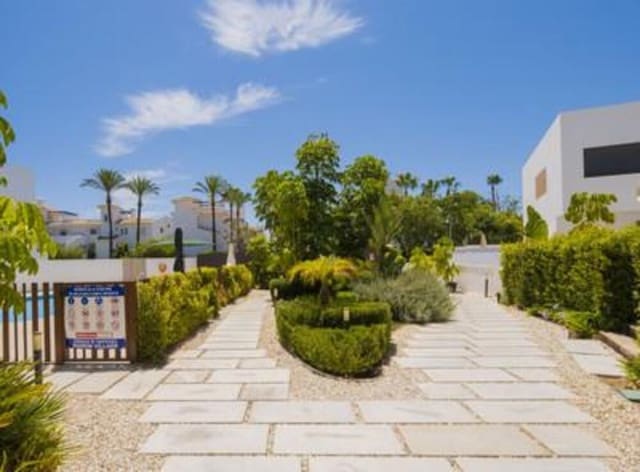 4 soveværelse Byhus til leje i La Dama de Noche - La Alzambra, Marbella med swimmingpool garage - € 4.200 (Ref: 8531567)