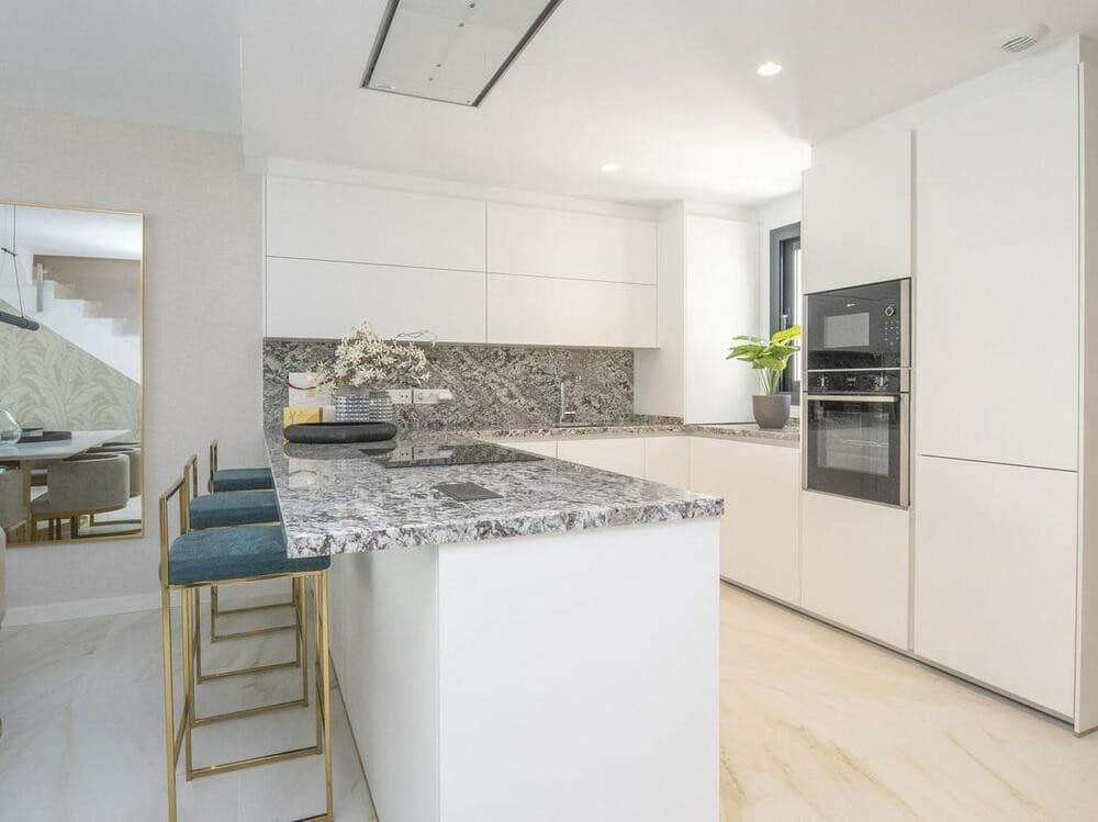 4 soveværelse Byhus til leje i Marbella med swimmingpool garage - € 4.200 (Ref: 8531567)