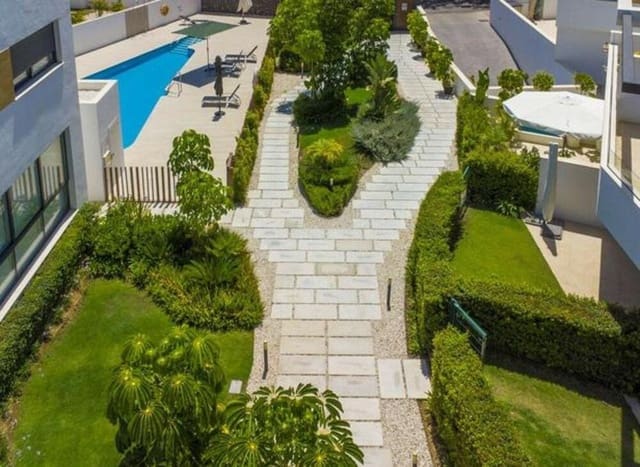 4 soveværelse Byhus til leje i La Dama de Noche - La Alzambra, Marbella med swimmingpool garage - € 4.200 (Ref: 8531567)