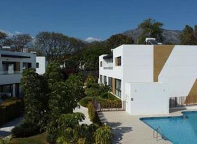 4 makuuhuone Omakotitalo vuokrattavana paikassa La Dama de Noche - La Alzambra, Marbella mukana uima-altaan 
autotalli - 4 200 € (Ref: 8531567)