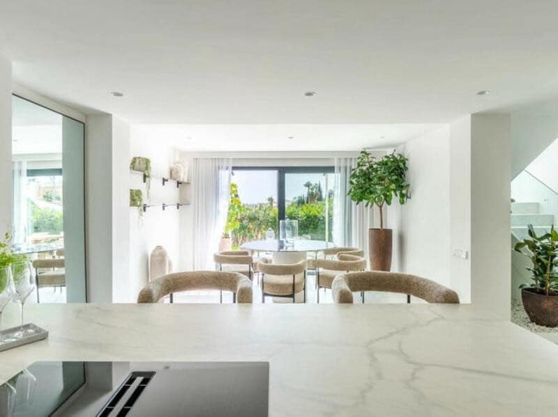 4 bedroom Villa for sale in Marbella with pool garage - € 2,950,000 (Ref: 8536142)