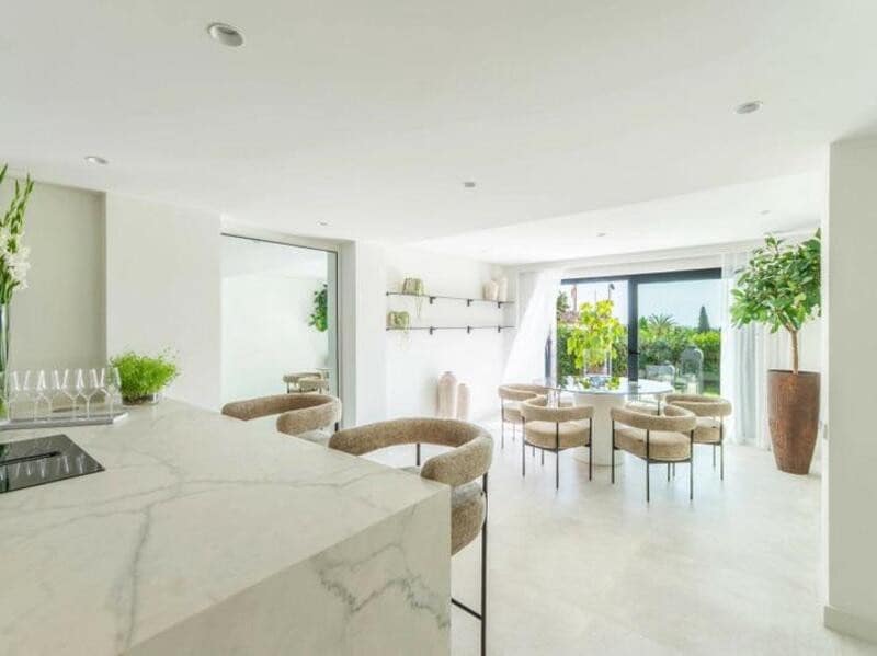 4 bedroom Villa for sale in Marbella with pool garage - € 2,950,000 (Ref: 8536142)