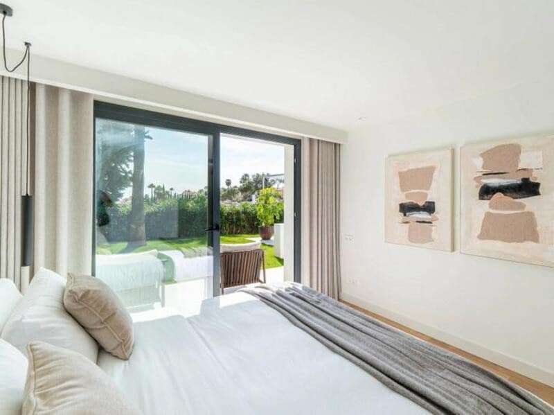 4 bedroom Villa for sale in Marbella with pool garage - € 2,950,000 (Ref: 8536142)