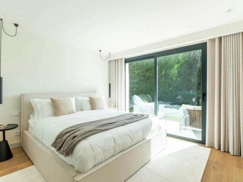 4 bedroom Villa for sale in Marbella with pool garage - € 2,950,000 (Ref: 8536142)