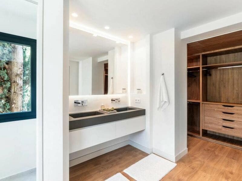 4 bedroom Villa for sale in Marbella with pool garage - € 2,950,000 (Ref: 8536142)