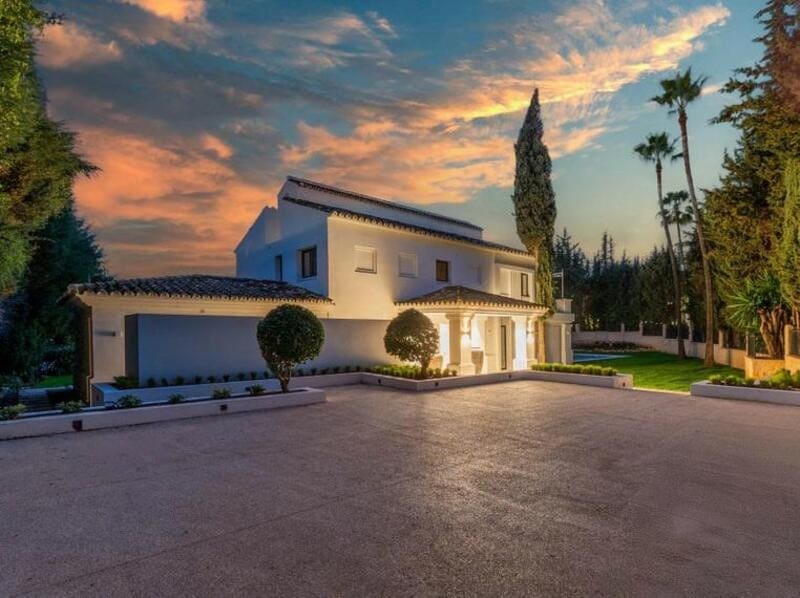 4 bedroom Villa for sale in Marbella with pool garage - € 2,950,000 (Ref: 8536142)