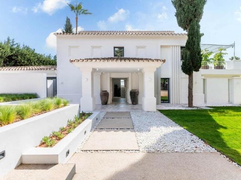 4 bedroom Villa for sale in Marbella with pool garage - € 2,950,000 (Ref: 8536142)