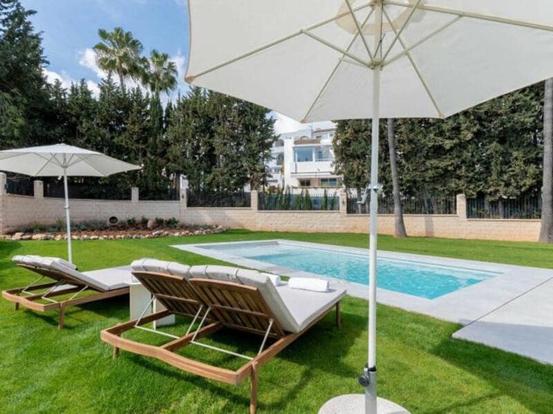 4 bedroom Villa for sale in Marbella with pool garage - € 2,950,000 (Ref: 8536142)