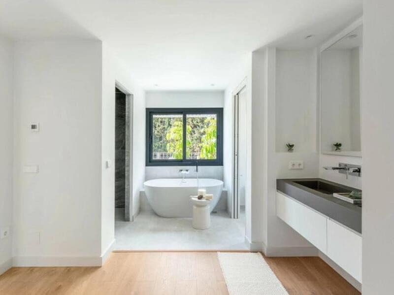 4 bedroom Villa for sale in Marbella with pool garage - € 2,950,000 (Ref: 8536142)