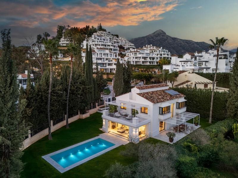 4 bedroom Villa for sale in Marbella with pool garage - € 2,950,000 (Ref: 8536142)