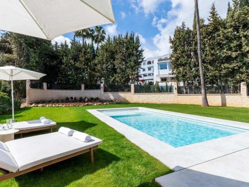 4 bedroom Villa for sale in Marbella with pool garage - € 2,950,000 (Ref: 8536142)