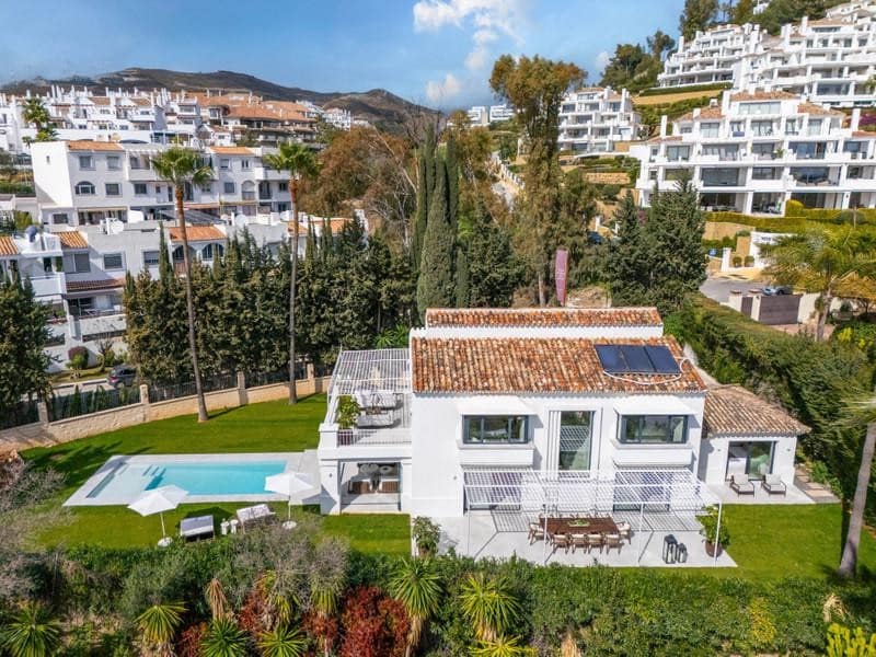 4 bedroom Villa for sale in Marbella with pool garage - € 2,950,000 (Ref: 8536142)