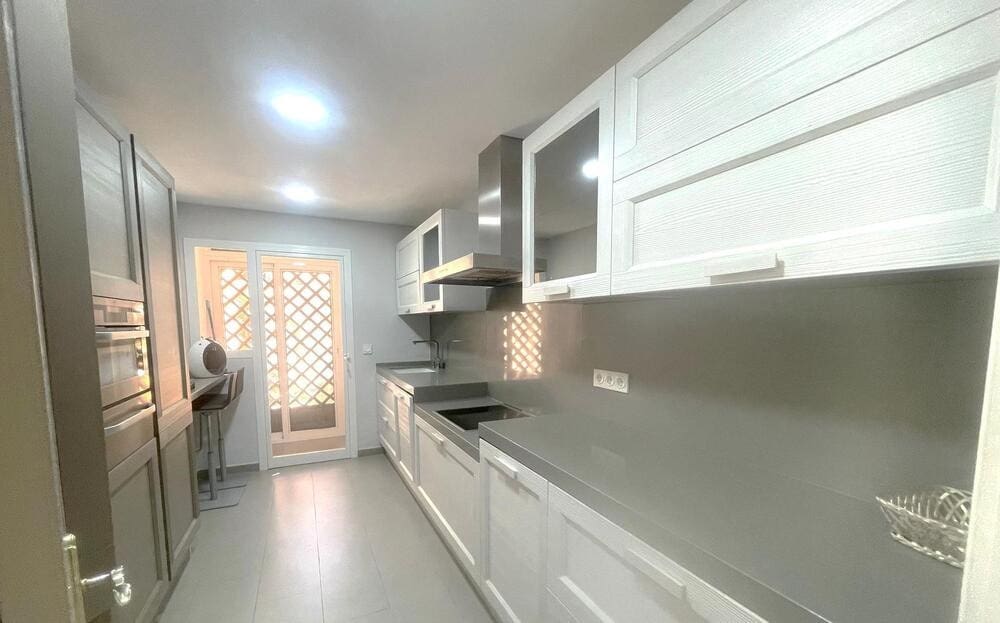 3 bedroom Penthouse for rent in Estepona with pool garage - € 4,500 (Ref: 8544410)
