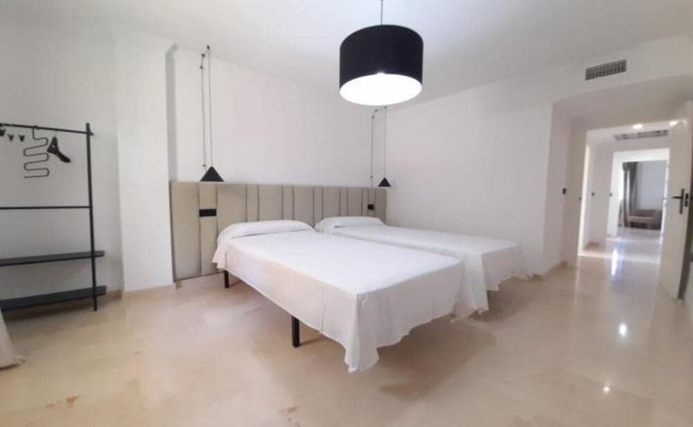 3 bedroom Apartment for rent in Marbella with pool garage - € 3,150 (Ref: 8561036)