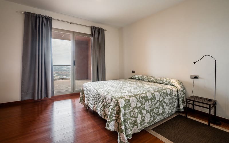 3 quarto Moradia Geminada para venda em Benahavis com piscina garagem - 795 000 € (Ref: 8564377)