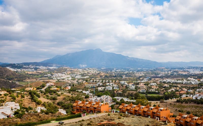 3 quarto Moradia Geminada para venda em Benahavis com piscina garagem - 795 000 € (Ref: 8564377)