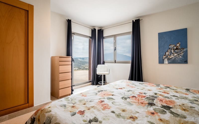 3 quarto Moradia Geminada para venda em Benahavis com piscina garagem - 795 000 € (Ref: 8564377)