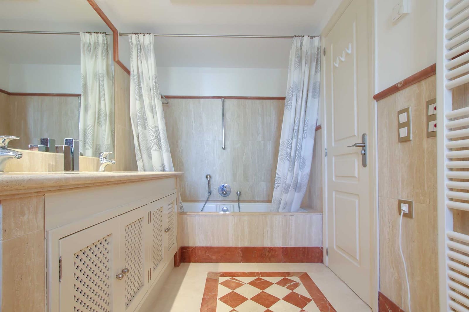3 sypialnia Dom na sprzedaż w Benahavis z basenem garażem - 769 000 € (Ref: 8567691)