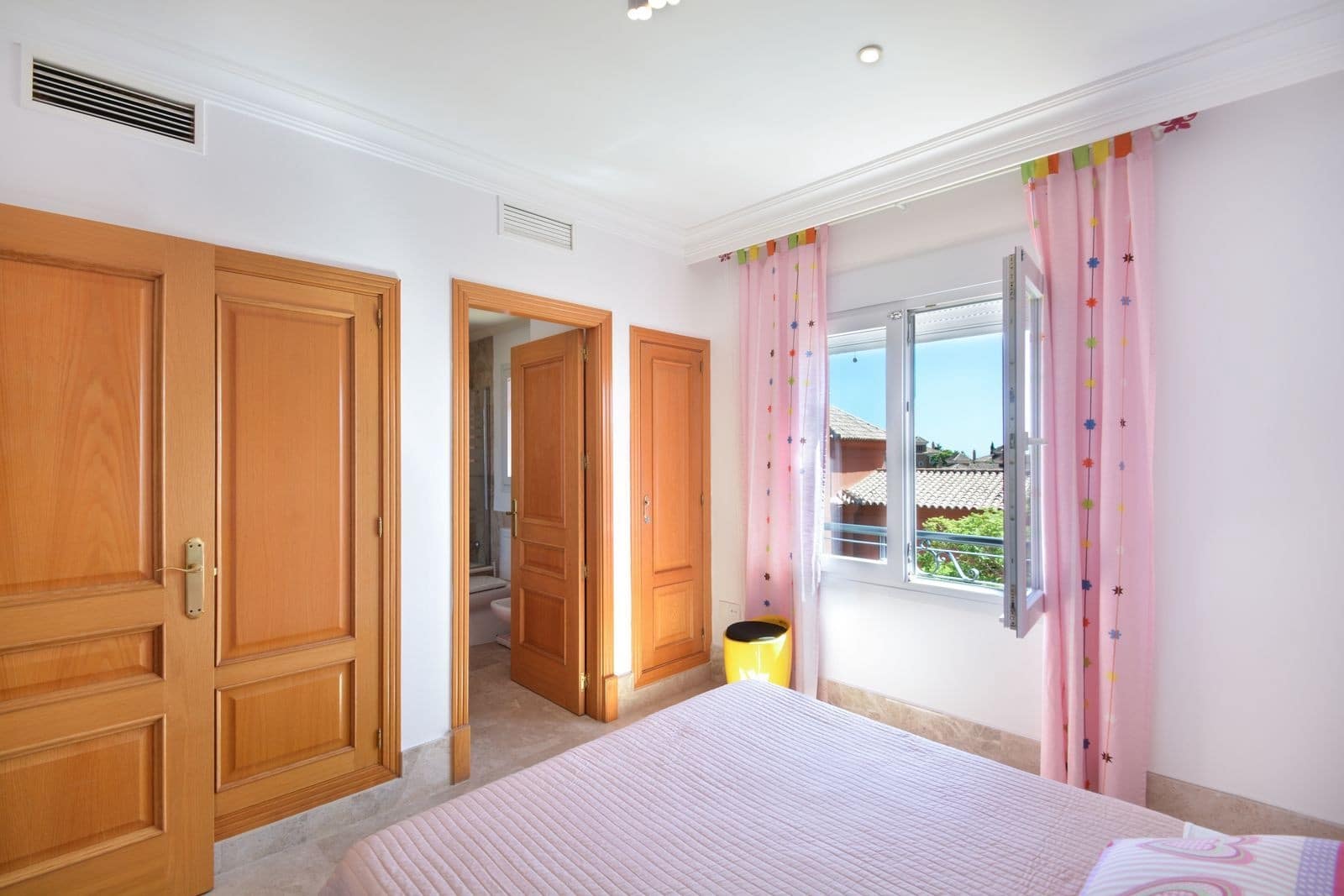 6 soveværelse Semi-Rækkehus til salg i Marbella med swimmingpool garage - € 990.000 (Ref: 8567692)