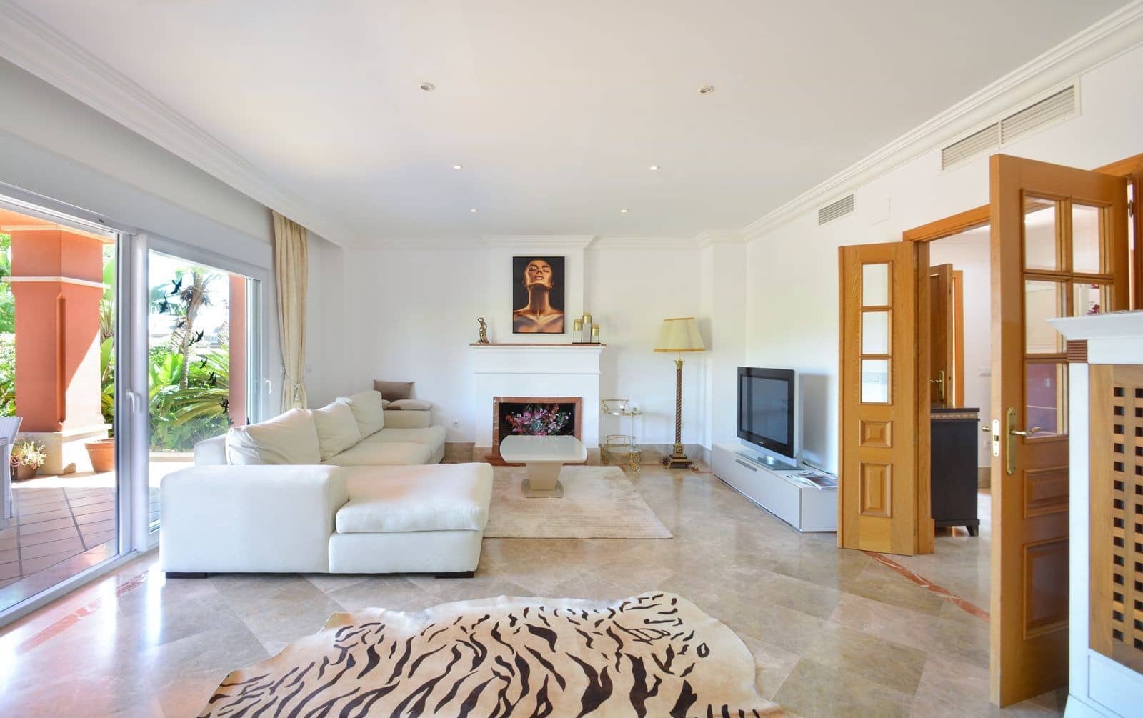 6 soveværelse Semi-Rækkehus til salg i Marbella med swimmingpool garage - € 990.000 (Ref: 8567692)