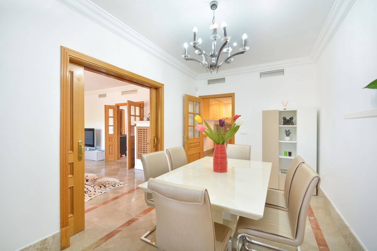 6 soveværelse Semi-Rækkehus til salg i Marbella med swimmingpool garage - € 990.000 (Ref: 8567692)